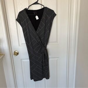 Ann Taylor faux wrap tie front dress, Black/White Striped geo print stretchy 4P